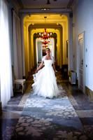 Sposa esce dalla stanza dopo la preparazione in villa di lusso