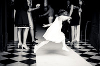 wedding reportage di bambina che gioca davanti alla chiesa