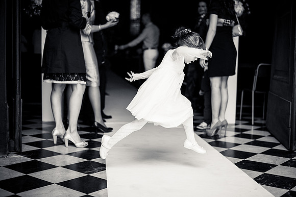 wedding reportage di bambina che gioca davanti alla chiesa