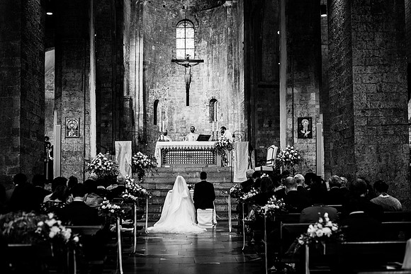coppia di sposi all'altare ad Assisi